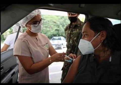 Meses após ser infectado com covid, ator Kid Mahall recebe vacina em Manaus