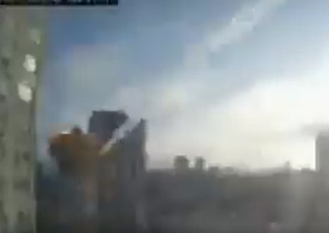 Guerra: Vídeo mostra prédio residencial sendo atingido por míssel em Kiev