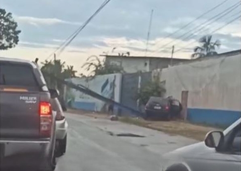 Carro derruba poste durante acidente em avenida de Manaus