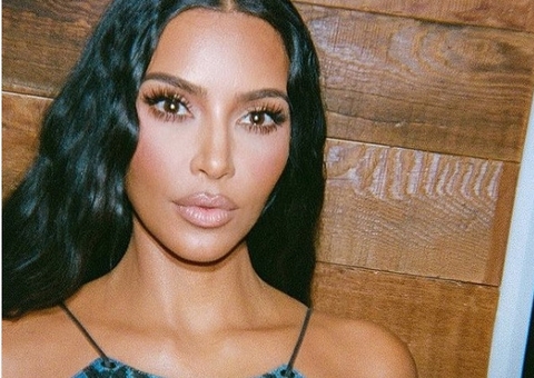 Kim Kardashian aterroriza em look bizarro com zíperes nos olhos