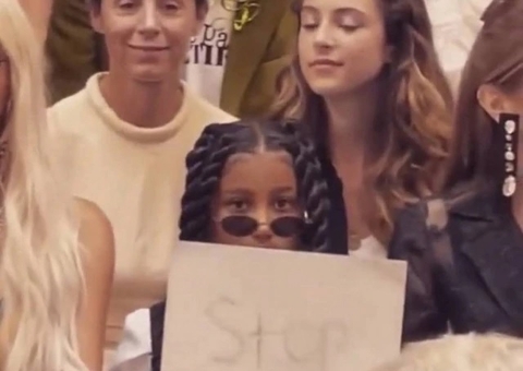 Kim Kardashian explica por que North West segurou placa de 'pare' durante desfile