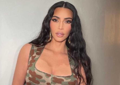 Kim Kardashian e Pete Davidson são clicados de mãos dadas em montanha-russa