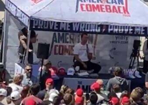 Influenciador trumpista é baleado e morre em evento nos EUA; cenas fortes