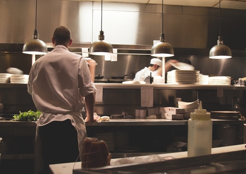 Crise leva ao fechamento de 40% dos restaurantes de comida a quilo