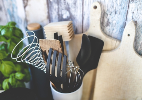 Utensílios de plástico preto podem liberar substâncias químicas tóxicas