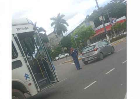 Homem passa mal ao volante e provoca acidente em rotatória em Manaus