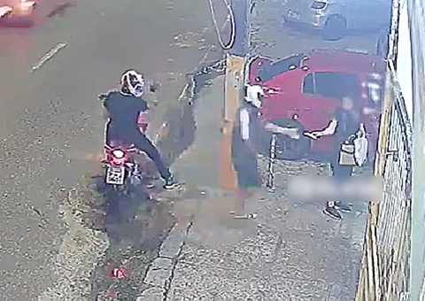 Vídeo mostra mulheres sendo roubadas na porta de casa no Centro