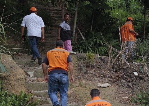 Desabamentos, queda de árvore e erosões; chuva causa estragos em Manaus 
