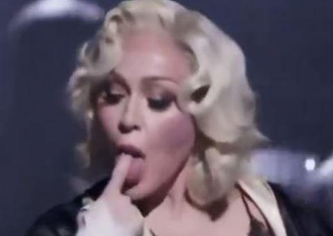 Fã processa Madonna por se sentir 'forçado' a assistir cenas sensuais em show