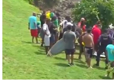 Turista morre ao ser arrastada por onda enquanto tirava foto