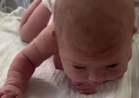 Vídeo: Bebê com 3 dias de vida levanta a cabeça e engatinha em maternidade