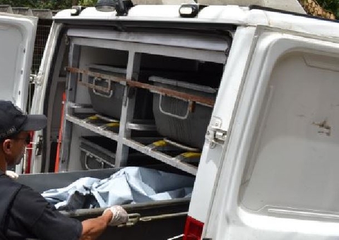 Morador de rua encontra corpo carbonizado dentro de carrinho de supermercado