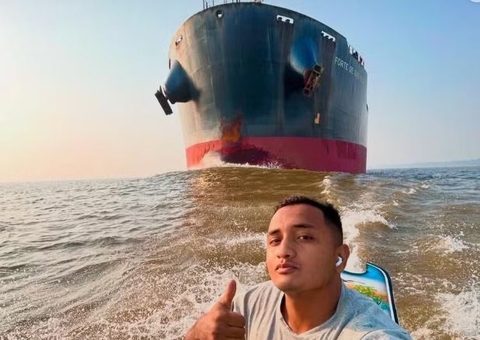 Vídeo de canoeiro desafiando navio gigante no Rio Amazonas viraliza; veja