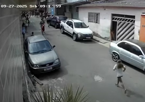 Caminhão desgovernado atropela e mata duas crianças em fila de Cosme e Damião