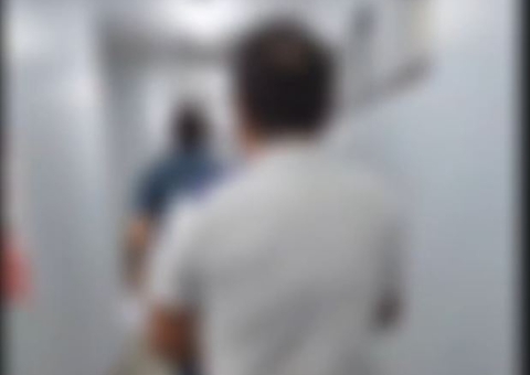 Preso, homem diz que esfaqueou cachorro até a morte por latir para ele