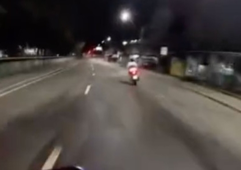 Garoto de 13 anos morre após bater moto em muro na Compensa