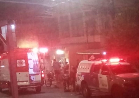 População se revolta e dá surra em homem que bateu na mulher em Manaus