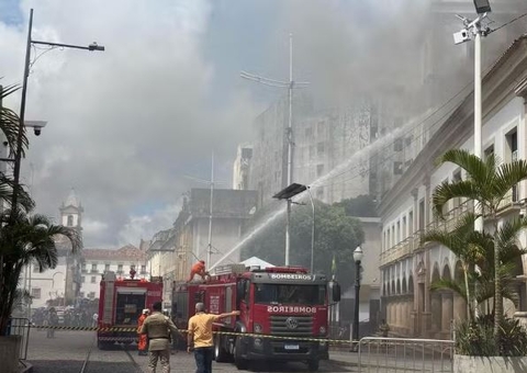Incêndio atinge prédio da Câmara Municipal de Salvador