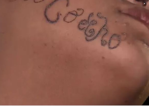 Homem agride ex-namorada e tatua nome no rosto dela 