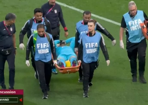 Goleiro do Irã deixa jogo em maca após sofrer lesão grave na cabeça