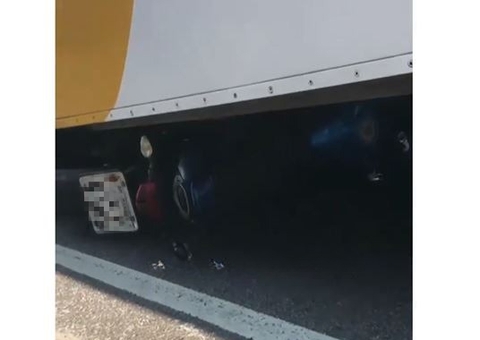 Mecânico sai para testar moto de cliente e veículo vai parar debaixo de ônibus em Manaus