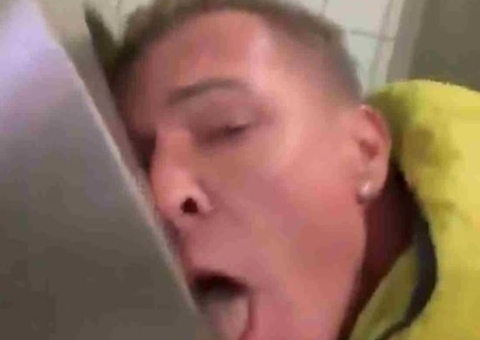 Candidato é expulso de partido após lamber vasos sanitários; vídeo