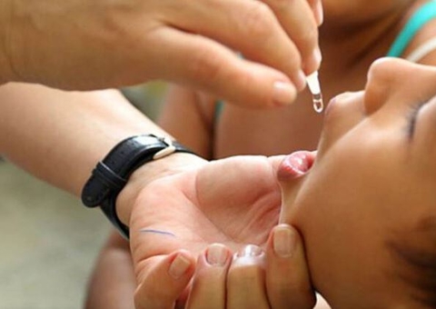 Semsa recolhe últimas doses da vacina oral contra a pólio em Manaus