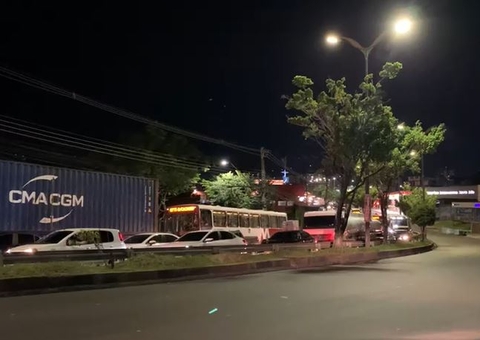 Acidente com carro do Imediato que fez poste cair em motociclista deixa trânsito caótico em Manaus