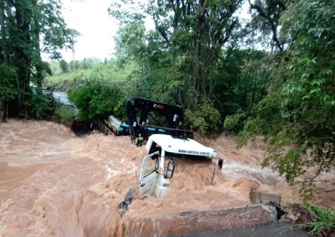 Ponte despenca com caminhão em cima e deixa quatro pessoas ilhadas