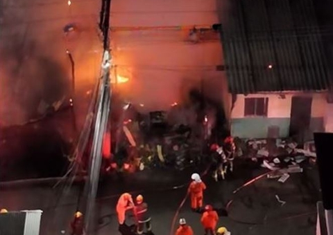 Casa vira cinzas ao ser 'engolida' durante incêndio no Alvorada