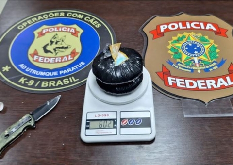 Mulher é presa com drogas escondidas no sutiã e no estômago em aeroporto