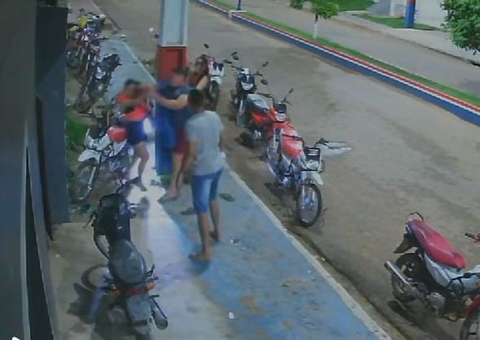 PM agride mulher a socos após confusão em bar no Amazonas; veja vídeo