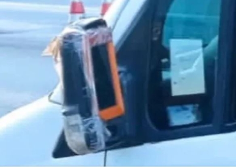 Homem improvisa retrovisor com espelho de banheiro e é multado