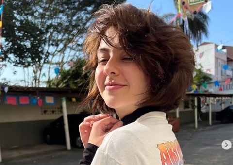 Klara Castanho volta a trabalhar e mostra roteiro de série: 'Estudando'