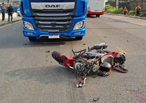Motociclista morre ao colidir de frente com carreta Av. Rodrigo Otávio