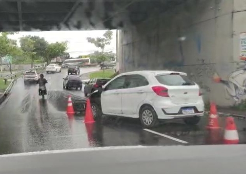 Motociclista fica ferido em acidente violento entre carro e moto em Manaus