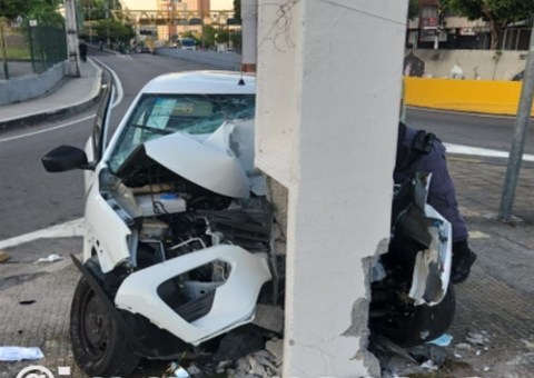 Mulher perde dedos das mãos e fica presa às ferragens de carro em acidente em Manaus