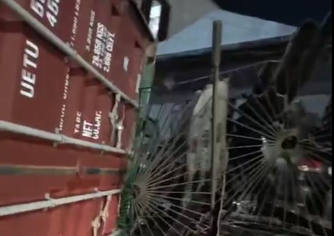 Carreta tomba sobre muro e atinge carros e casa no Japiim 