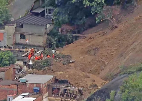 Mulher e família desaparecem após barranco desmoronar e engolir casas
