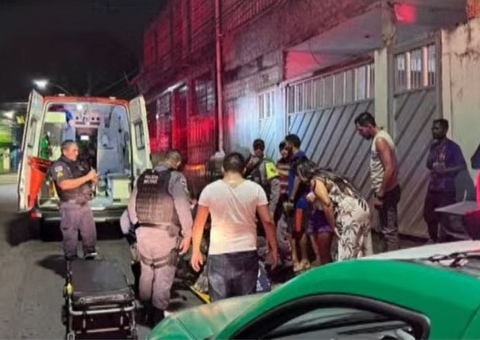 Homem é atacado a pauladas e terçadadas enquanto capinava na frente de casa em Manaus