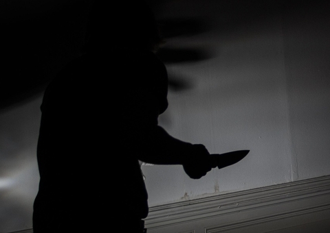 Assaltante ameaça esfaquear moradora durante roubo à casa no Armando Mendes