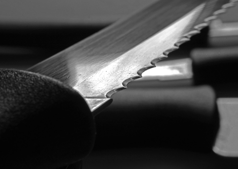 Pai é esfaqueado pelo filho dentro de casa no Zumbi