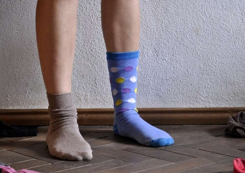 Entenda como meias repetidas podem causar desde micoses até infecções intestinais