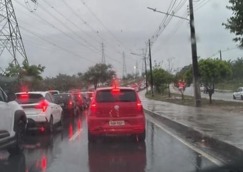 Chuva deixa trânsito caótico nas principais avenidas de Manaus