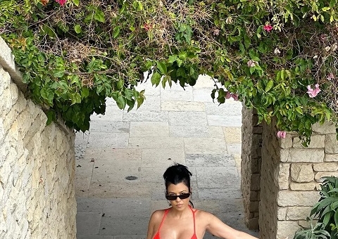 Grávida, Kourtney Kardashian mostra barrigão em fotos de biquíni