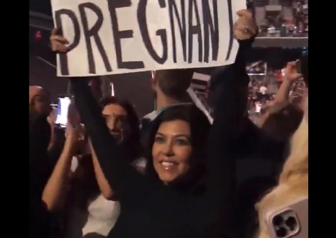 Kourtney Kardashian anuncia que está grávida de Travis Barker em pleno show do Blink 182