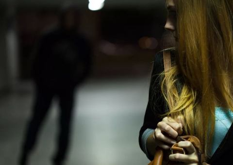 Olhares fixos com conotação sexual podem virar crime de assédio