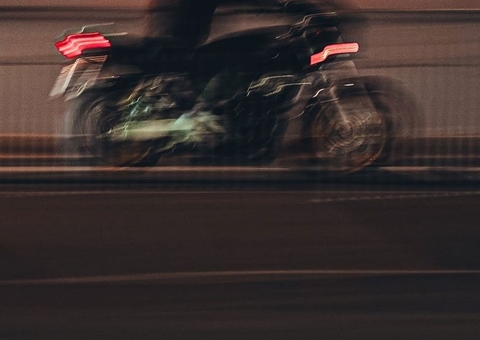 Eletricista morre ao cair de motocicleta durante acidente em Manaus 