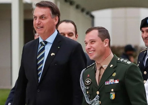 PF faz buscas na casa de Bolsonaro e prende auxiliar do ex-presidente 