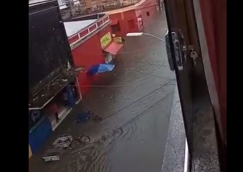Chuva torrencial inunda ruas e avenida e deixa população ilhada em Manaus